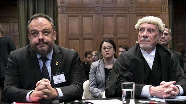 Israel wegen Völkermord-Klage vor UN-Gericht Die Rechtsberater des israelischen Außenministeriums, Tal Becker (l) und Malcolm Shaw, bei der Eröffnung der Anhörungen am Internationalen Gerichtshof.
