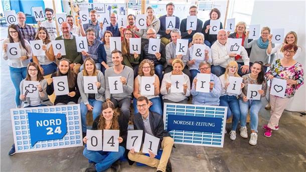 Weihnachtsgrüße für die „Polarstern“ Eine große Gruppe von Menschen hält Buchstaben hoch. Sie ergeben den Text: "@MOSAiCArctic Good luck & Safe trip".