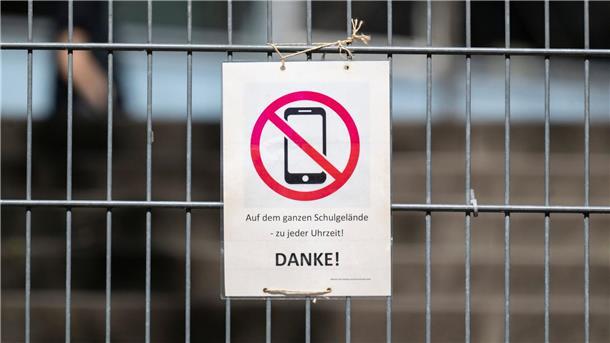 Smartphone in der Schule - was dafür und was dagegen spricht Die Regeln sind unterschiedlich: Manche Schulen haben Handys komplett verbannt, andere sind weniger streng. Ob es flächendeckende Regeln gibt, entscheiden die Bundesländer selbst. (Symbolbild)