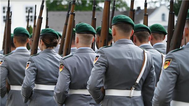 Mehr Menschen zur Bundeswehr holen Die Regierung plant ein Gesetz, das mehr Leute in die Bundeswehr bringen soll.