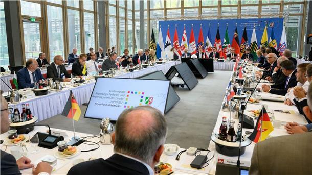 Länder wollen Energiepreisdeckel für Strom, Gas und Wärme Die Regierungschefs der Länder bei der Ministerpräsidentenkonferenz in Berlin.