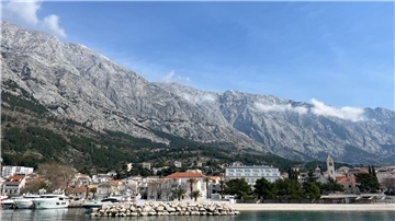 Ein kleines Dorf an der Küste von Kroatien.