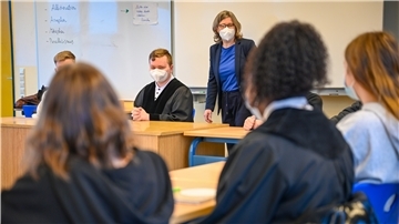 Die Reihe „Recht macht Schule“ beim Auftakt in der Gutenbergschule. Sean Grotheer sitzt neben der „echten“ Landgerichtsrichterin Gesa Kasper (stehend).