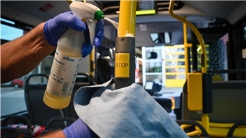 Die Reinigungskräfte der Firma Willgeroth reinigen und desinfizieren jeden Abend die Busse von Bremerhaven Bus.