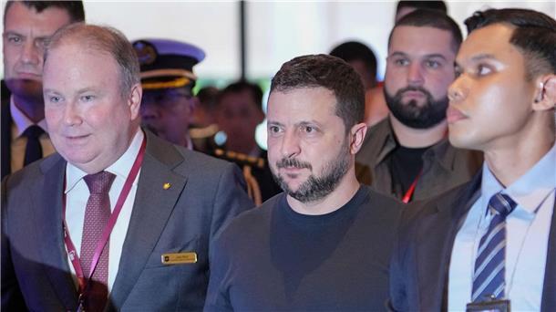 Krieg gegen die Ukraine: So ist die Lage Die Reise Selenskyjs (M) dient vor allem der Mobilisierung von Unterstützung im südostasiatischen Raum für die Ukraine.
