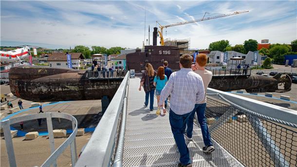 Ein U-Boot zum Staunen und Hören: U17 ist nun zugänglich Die Reise von U17 von Kiel nach Sinsheim hatten Tausende Menschen entlang der Strecke verfolgt.