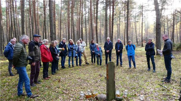 Die Reisegruppe an einem der Tatorte der "Aktion Reinhardt" in Polen.