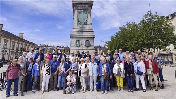 48 DRK-Reisende aus Oerel unternehmen Bustour ins Saarland Die Reisegruppe des DRK Oerel auf dem Place Guillaume II in Luxemburg.