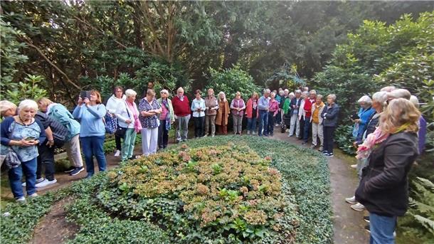 Die Reisegruppe besucht das Grab von Jan Fedder.