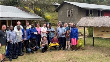 Die Reisegruppe mit Pastor Sven Kahrs übergibt Spenden an das Team der Berufsschule in Tinderet in Kenia.