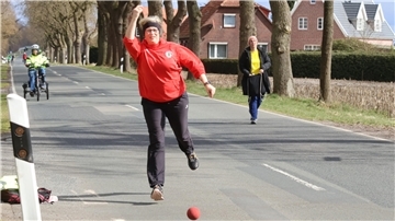 Brigitte Sanders beim Boßeln für den KBV Reitland