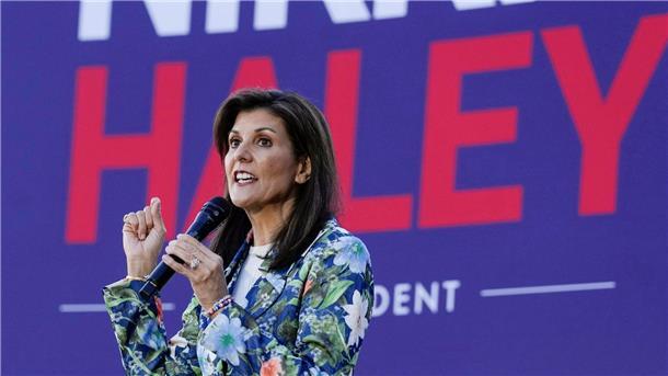 Vorwahl in South Carolina: Haley hofft auf Heimvorteil Die republikanische Präsidentschaftsbewerberin Nikki Haley spricht bei einer Wahlkampfveranstaltung in Beaufort im US-Bundesstaat South Carolina.