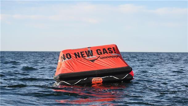 Greenpeace-Protest gegen geplante Erdgasförderung vor Borkum Die Rettungsinseln wurden im Boden verankert.