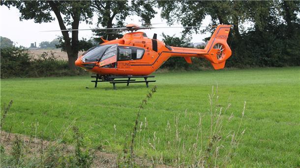 Rettungshubschrauber bringt schwer verletzten Fahrer in Klinik Hubschrauber