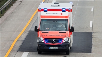 Die Rettungskräfte brachten den Mann in ein Krankenhaus. (Symbolbild)