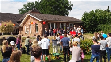 Die Rhader Kindertagesstätte "Rasselbande" benötigt einen Bewegungsraum, der inzwischen verpflichtend ist. Dafür muss das Gebäude umgebaut oder erweitert werden. Das Foto entstand beim Sommerfest.