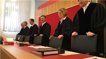 Richter stehen vor Richterbank