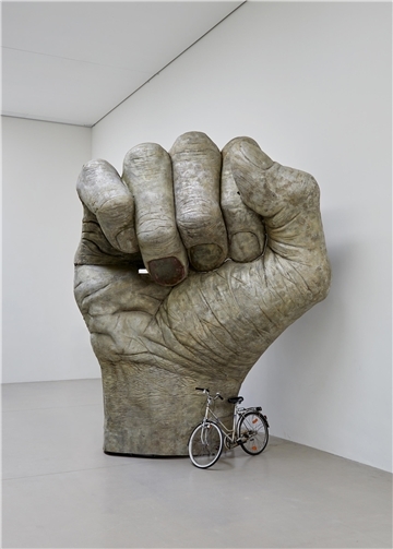 Die Riesen-Faust, an der ein lässig ein Fahrrad lehnt, ist die größte Arbeit, die jemals in der Weserburg ausgestellt wurde.