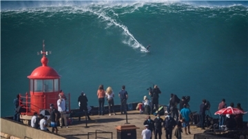 Die Riesenwellen in Portugals Surferparadies Nazaré ziehen Surfer aus der ganzen Welt an.