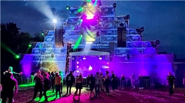 Riesige Bühne beim Pulsepeak-Festival in Nordenham