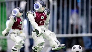 Die Roboter schießen den Ball, als wären sie Fußball-Profis.