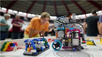 Die Roboter sollen verschiedene Aufgaben lösen. 
