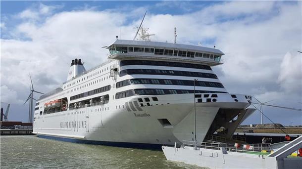 Die „Romantika“ am Anleger in Cuxhaven.