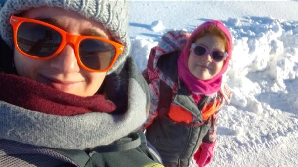 Emma Bessi und ihre Nichte mit Sonnenbrillen im Schnee