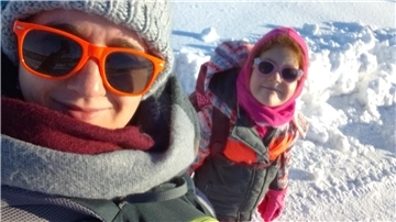 Emma Bessi und ihre Nichte mit Sonnenbrillen im Schnee