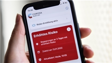 Die rote Anzeige warnt vor drei Begegnungen mit Corona-positiv getesteten Personen. Was tun, wenn man selbst betroffen ist und in Quarantäne muss?