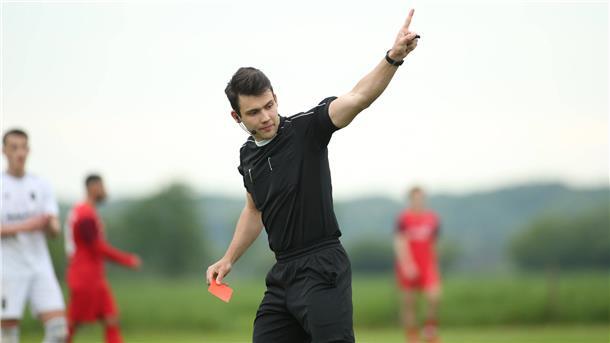 Neue Regel soll Fußball in Bremerhaven und dem Kreis Cuxhaven friedlicher machen Schiedsrichter zieht die Rote Karte