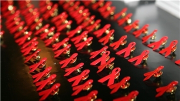 Die rote Schleife steht für den Kampf gegen Aids.