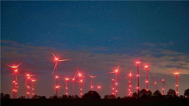 Die roten Positionslichter an Windenergieanlagen erhellen den Nachthimmel und die Landschaft. Lichtverschmutzung nimmt viel stärker zu als bisher erwartet.