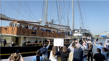 Die "Gulden Leeuw" fährt in den Hafen in Bremerhaven ein. 