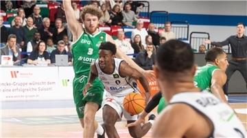 Eisbären feiern den dritten Sieg im dritten Heimspiel Die Rückkehr von Elijah Miller belebte das Spiel der Eisbären.