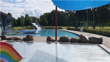 Blick auf das Außenbecken des Freizeitbads Störtebeker in Nordenham. 