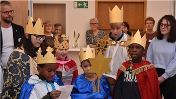 Die rund 80 Teilnehmerinnen und Teilnehmer freuten sich auch über den Besuch einer Sternsinger-Gruppe.