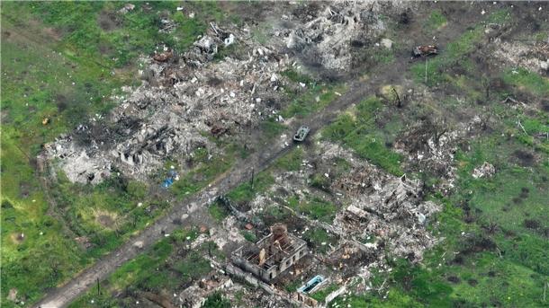 Die russische Armee hat eigenen Angaben zufolge ein Dorf im ostukrainischen Gebiet Donezk erobert.