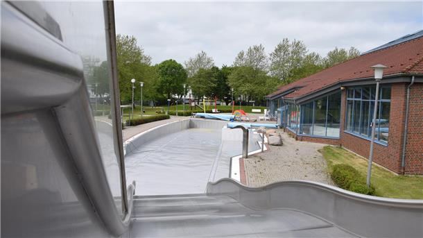 Nordenham: Fällt die Freibadsaison in diesem Jahr aus? Die Rutsche mündet in ein leeres Becken.