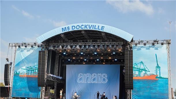Tausende feiern bei Hamburger Musik- und Kulturfestival Die Sängerin Anais steht auf der Bühne Großschot auf dem Festivalgelände des MS Dockville.