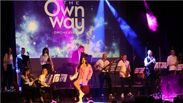Die Sängerin Daria „Dasha“ Sokolovska und das Rock-und-Pop-Orchester „The Own Way“ hatten ihr Publikum in der Kugelbake-Halle am Sonnabend zu jedem Zeitpunkt fest im Griff.