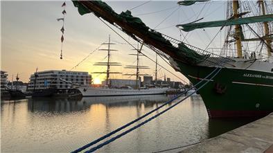 Die Sail am Morgen. Die Sonne geht auf.