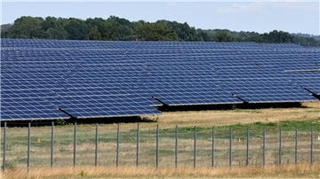 Das Foto zeigt eine Freiflächen-Photovoltaikanlage. 