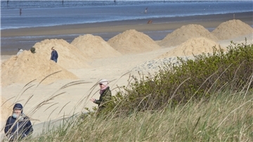 Spaziergänger in den Dünen am Strand.