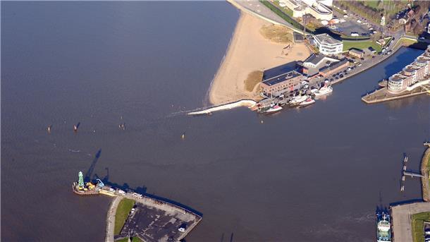 Hier verschwinden die Sandsäcke an der Nordmole bei Hochwasser Luftaufnahme der Nordmole: Die Sandsäcke sind kaum noch zu erkennen.