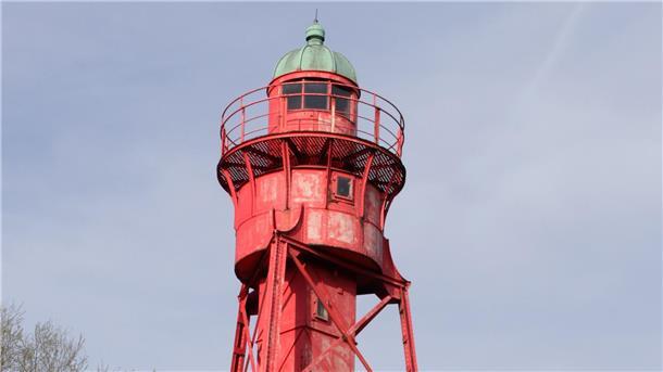 Spitze des Oberfeuers in Sandstedt vor grauem Himmel