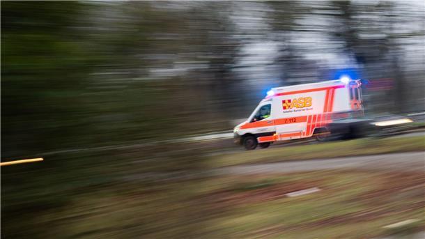 80-Jähriger stirbt nach Unfall in Lastrup Die Sanitäter bringen den Mann noch ins Krankenhaus. Dort erliegt er seinen Verletzungen. (Symbolbild)