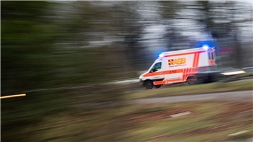 Die Sanitäter bringen den Mann noch ins Krankenhaus. Dort erliegt er seinen Verletzungen. (Symbolbild)