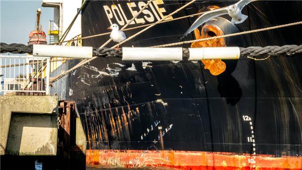Traurige Gewissheit: Bei der Frachter-Kollision sind fünf Seeleute gestorben Die Schäden am Frachtschiff „Polesie“ sind in der Nahaufnahme erkennbar. Das Schiff liegt seit Mittwochmorgen kurz nach 4 Uhr in Cuxhaven. Die „Verity“ war nach der Kollision am Dienstag gesunken.
