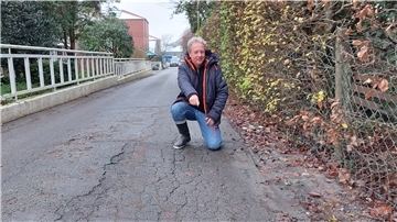 Die Schäden am Lühr-Immen-Weg sind unübersehbar. Anwohner Frank Husemann ist wenig begeistert.